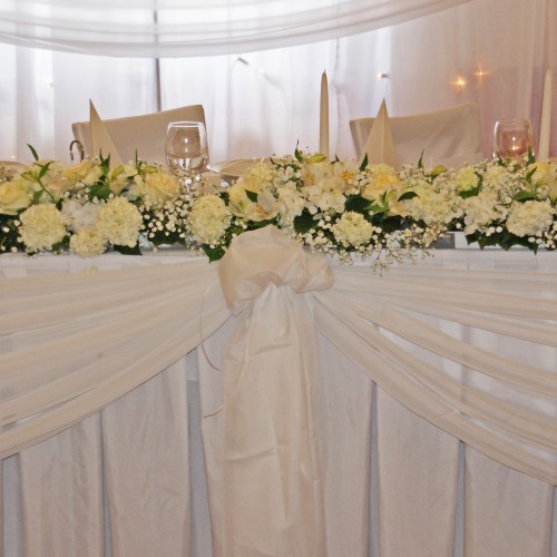 Feh&eacute;r sz&iacute;nű dekor&aacute;ci&oacute; az &eacute;tteremben