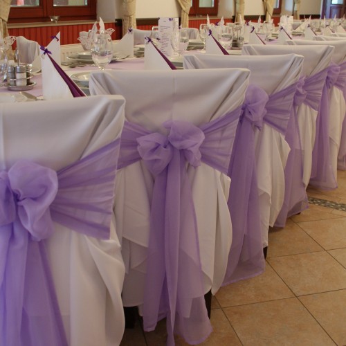 Lila - feh&eacute;r sz&iacute;nű dekor&aacute;ci&oacute; az &eacute;tteremben