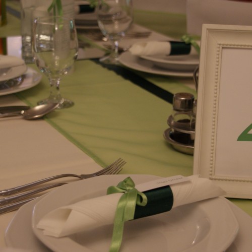 Pasztelz&ouml;ld sz&iacute;nű dekor&aacute;ci&oacute; az &eacute;tteremben