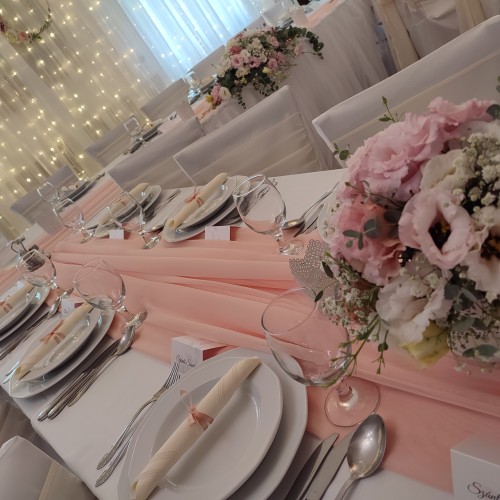 R&oacute;zsasz&iacute;n - feh&eacute;r sz&iacute;nű dekor&aacute;ci&oacute; az &eacute;tteremben