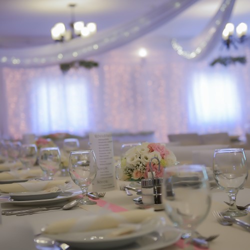 B&eacute;zs &eacute;s baracksz&iacute;nű dekor&aacute;ci&oacute; az &eacute;tteremben