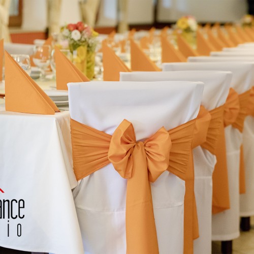 Narancss&aacute;rga - feh&eacute;r sz&iacute;nű dekor&aacute;ci&oacute; az &eacute;tteremben