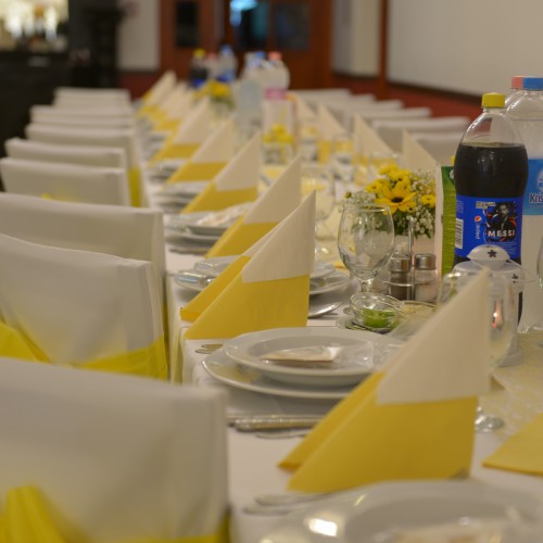 Citroms&aacute;rga - feh&eacute;r sz&iacute;nű dekor&aacute;ci&oacute; az &eacute;tteremben