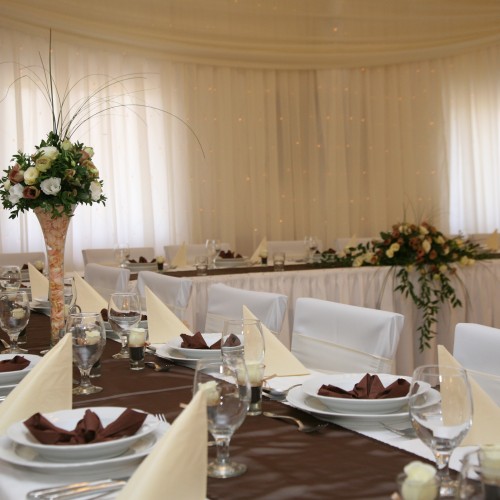 Barna - feh&eacute;r sz&iacute;nű dekor&aacute;ci&oacute; az &eacute;tteremben